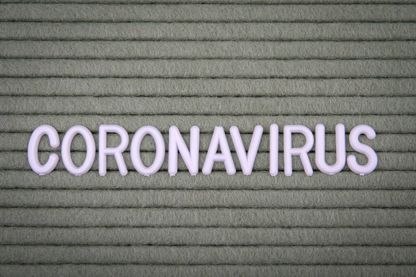 Coronavirus. Valkoiset kirjaimet vihreällä taustalla - Valokuva, kuva