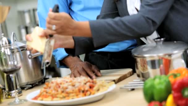 επαγγελματική εθνοτικές ζευγάρι προετοιμασία γεύματος υγιεινή ζωή - Πλάνα, βίντεο