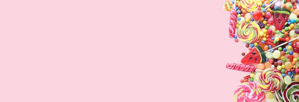 caramelos de colores sobre fondo rosa - Foto, Imagen