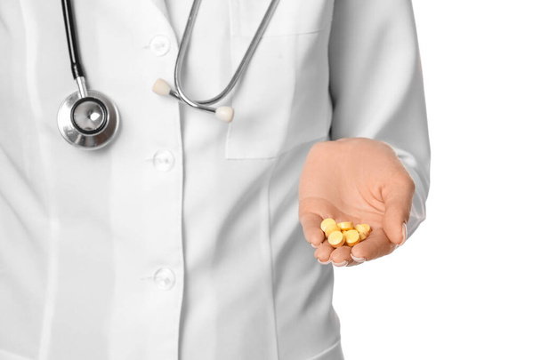 Médico femenino con pastillas sobre fondo blanco - Foto, Imagen