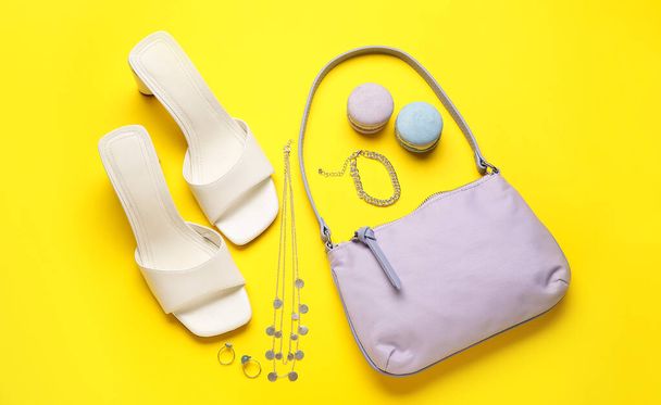 Σύνθεση με κομψή τσάντα, παπούτσια και διάφορα αξεσουάρ σε φόντο χρώματος - Φωτογραφία, εικόνα