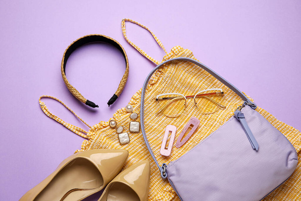 Σύνθεση με μοντέρνα τσάντα και διάφορα αξεσουάρ σε φόντο χρώματος - Φωτογραφία, εικόνα