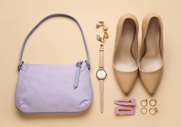 Samenstelling met trendy handtas en accessoires op kleur achtergrond - Foto, afbeelding