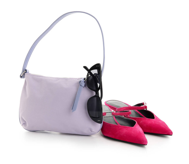 Elegante borsa, scarpe e occhiali su sfondo bianco - Foto, immagini