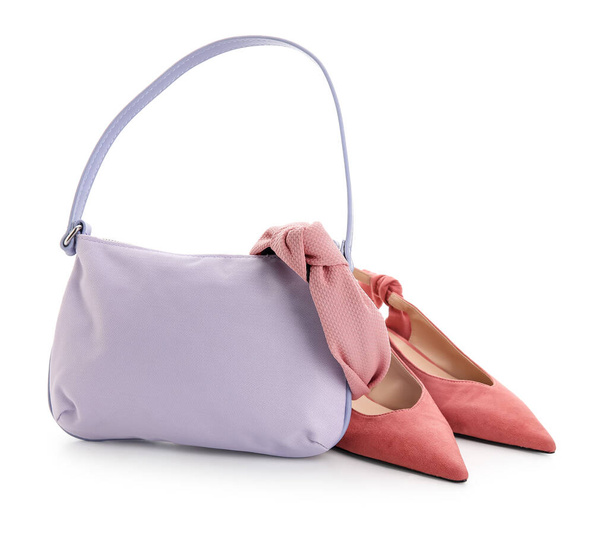Стильная сумка, обруч для волос и обувь на белом фоне - Фото, изображение