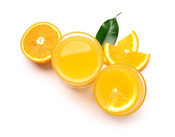 Bril van smakelijk sinaasappelsap op witte achtergrond - Foto, afbeelding