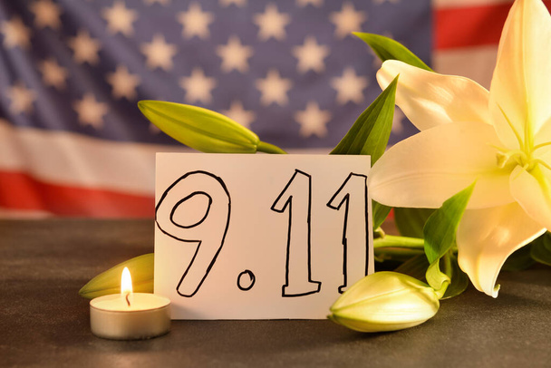 Композиция к Национальному дню молитвы и памяти жертв террористических актов на столе против флага США - Фото, изображение