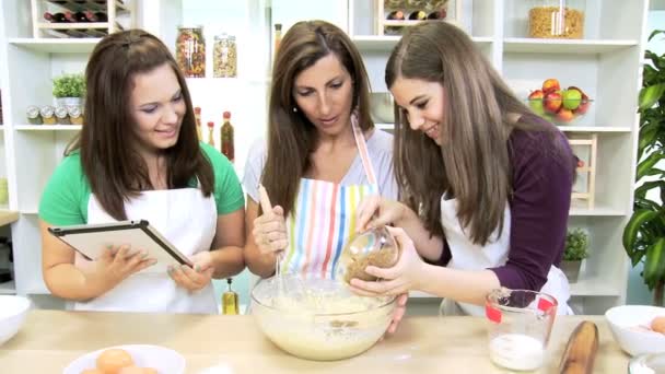 Donne che lavorano insieme al bancone della cucina di casa
 - Filmati, video