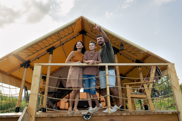 Happy rodina stojící u skleníku domu v přírodním prostředí - Fotografie, Obrázek