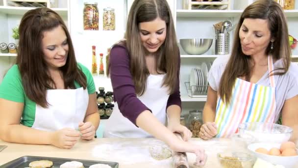 Teenege meisjes maken van zelfgemaakte cookies - Video