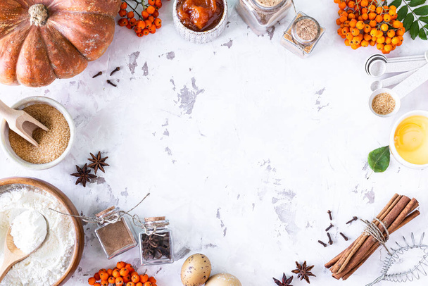 Beyaz taştan arkaplanda sonbahar balkabağı turtası yapmak için besin maddeleri. Ev yapımı pişirme konsepti. Çerçeve - Fotoğraf, Görsel