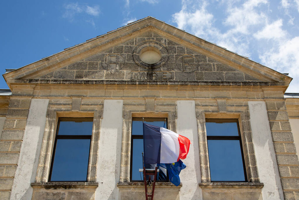 városháza és franciaországi zászló a város központjában francia zászló kőépületen - Fotó, kép