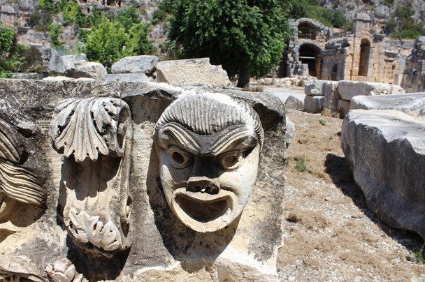 Μάσκες και βραχώδεις τάφοι στη Μύρα της Τουρκίας. Αρχαίος τάφος από Lycia στο Fethiye, αρχαιολογία και ταξιδιωτική έννοια - Φωτογραφία, εικόνα