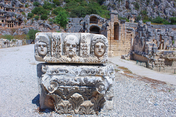 Masky a skalní hrobky v Myře v Turecku. Starověká hrobka Lycie ve Fethiye, archeologie a pojetí cestování - Fotografie, Obrázek