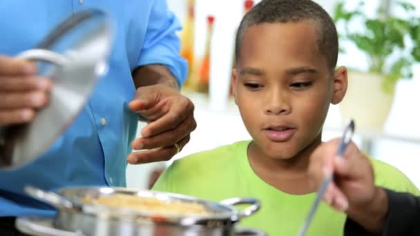 jonge Afrikaanse Amerikaanse bedrijfsleven paar zoon thuis keuken - Video