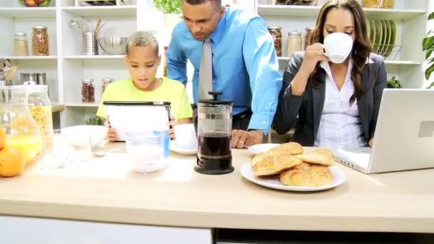 Сім'я на кухні готується з планшетом і ноутбуком
 - Кадри, відео