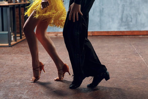 Taniec towarzyski samba. Zbliżenie do tańczących nóg para tancerzy. - Zdjęcie, obraz