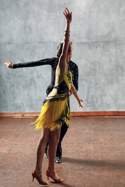 Jovens dançarinos de casal dançando dança de salão cha-cha-cha. - Foto, Imagem