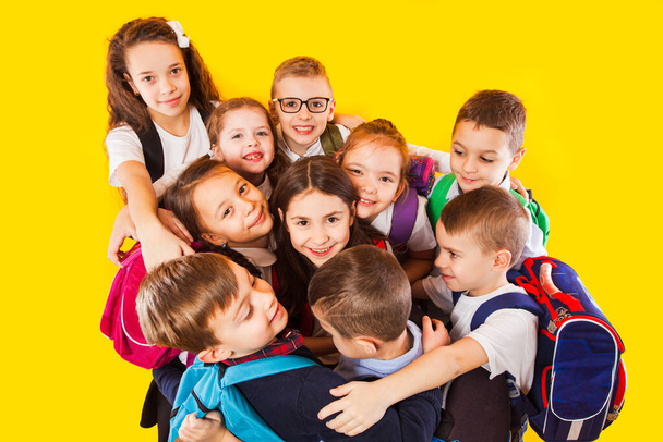 Счастливые дети, мальчики и девочки, готовые вернуться в школу - Фото, изображение