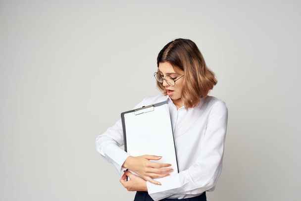 Femme d'affaires en chemise blanche documents gestionnaire de travail - Photo, image