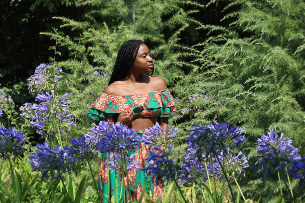 Foto einer schönen schwarzen Dame in einem Park - Foto, Bild