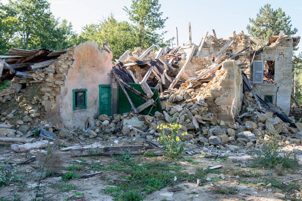 Ciudad destruida por un terremoto
 - Foto, Imagen