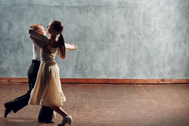 Pareja joven niño y niña bailando en baile de salón Vals vienés
 - Foto, imagen