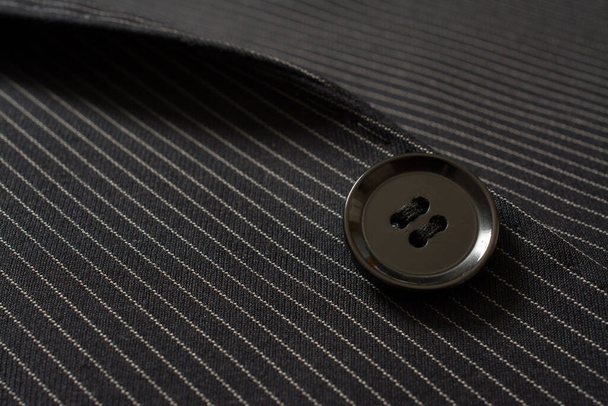 ピンストリップ布のスーツボタンのクローズアップの詳細。背景の調整 - 写真・画像