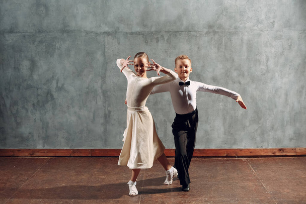 młody para chłopiec i dziewczyna taniec w balowy taniec Samba - Zdjęcie, obraz