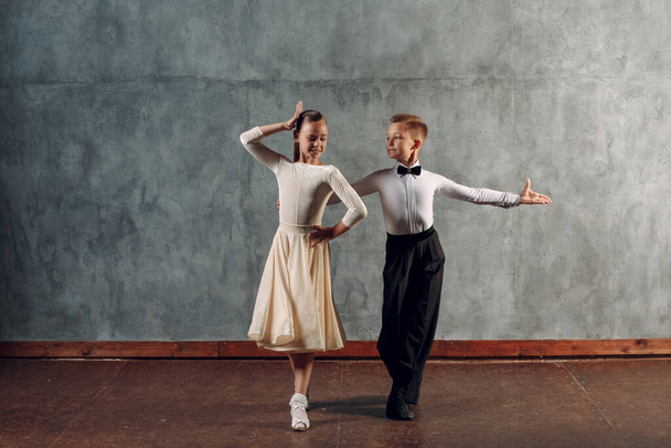 Jóvenes bailarines niño y niña bailando en el baile de salón Samba - Foto, imagen