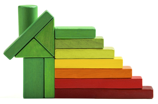Оценка энергоэффективности дома, зеленый дом сохранить тепло и экологию. Блоки игрушек на белом
 - Фото, изображение