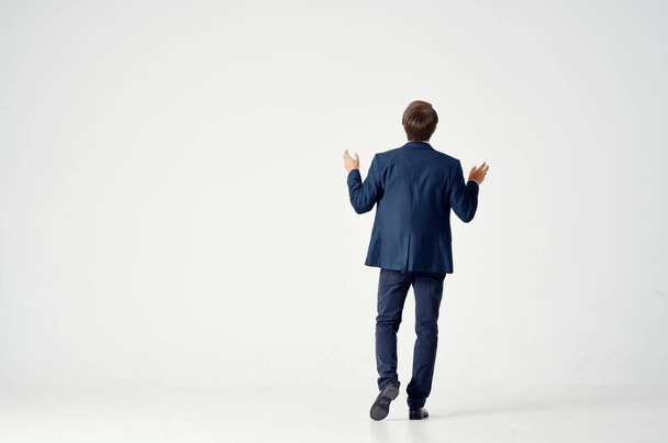 homem em uma jaqueta e gravata gerente profissional luz fundo - Foto, Imagem