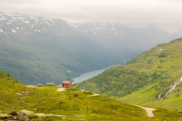 Het eenzame huis aan het bergmeer in Noorwegen - Foto, afbeelding