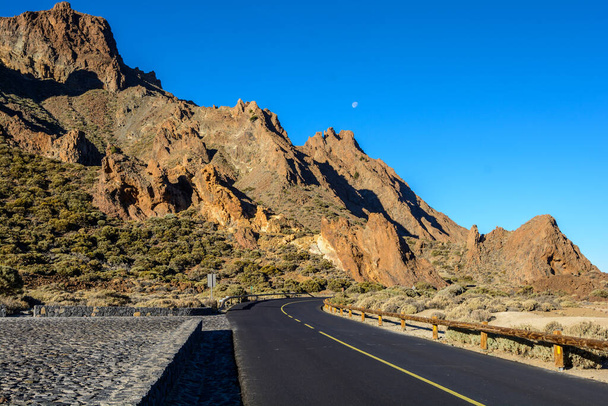 Estradas rurais bonitas e natureza. A conduzir entre rochas. A estrada entre as rochas que levam às montanhas
. - Foto, Imagem