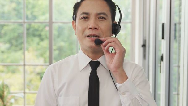 Vídeo vista câmera de chamada de homem de negócios fala ativamente em videoconferência - Foto, Imagem