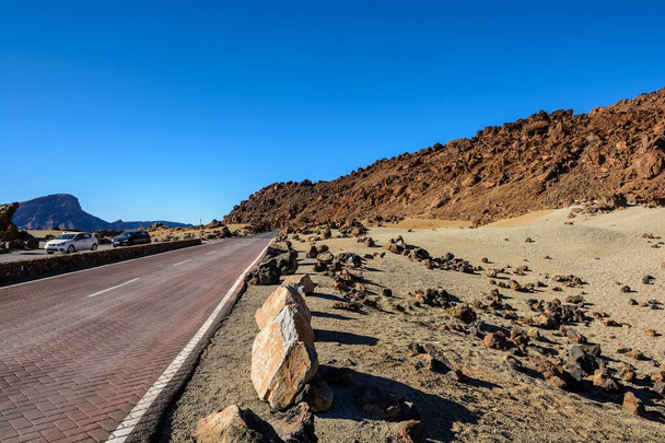 Estradas rurais bonitas e natureza. Teide no meio da estrada. paisagem da lua. paisagem desértica no Parque Nacional Teide, Ilha de Tenerife, Ilhas Canárias, Espanha - Foto, Imagem