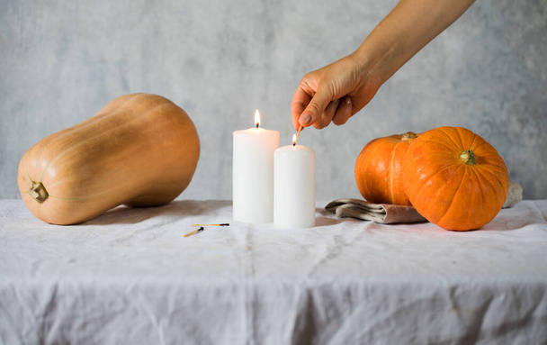 Pumpkins and candles on a linen tablecloth. Stylish cozy autumn look. Autumn concept. Happy Thanksgiving. Copy space. - Foto, afbeelding