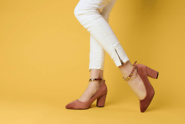 dámské boty módní období pózování žluté pozadí - Fotografie, Obrázek