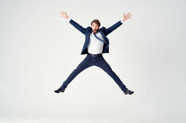 スーツ姿のビジネスマンが喜びジャンプ - 写真・画像