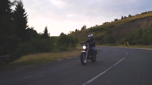 Moottoripyöräilijä tiellä nauttii henkilökohtaisesta vapaudestaan olla yksin - Materiaali, video