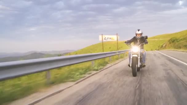 Μοτοσικλετιστής στην ορεινή εθνική οδό με ανοιχτό κράνος  - Πλάνα, βίντεο