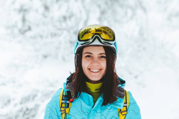 портрет улыбающейся женщины в лыжном снаряжении - Фото, изображение