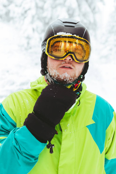 προσωπογραφία του ανθρώπου σε εξοπλισμό snowboard χειμερινή περίοδο - Φωτογραφία, εικόνα