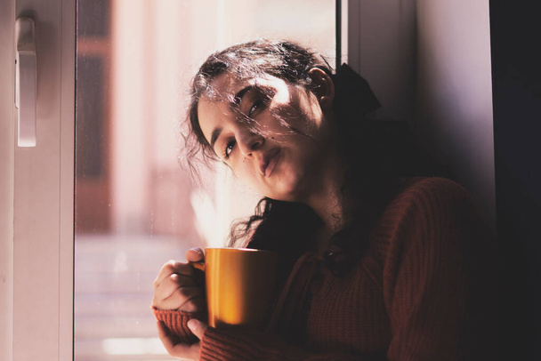 Studené podzimní dny - mladé multirasové ženy pijí kávu v útulném parapetu - Fotografie, Obrázek