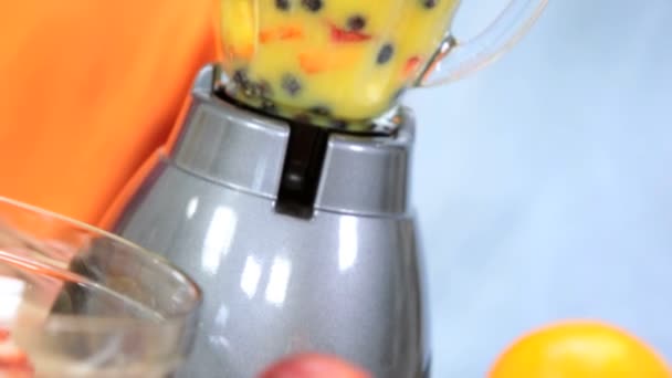 Család készül a konyhában smoothie - Felvétel, videó