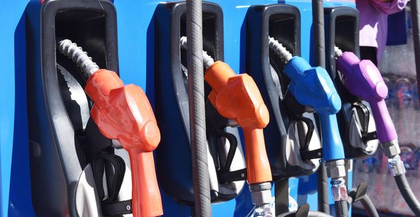 Buse de pompe à essence colorée à la station-service et distributeur d'essence pour les véhicules et autres transports, Carburant et énergie pour le moteur  - Photo, image