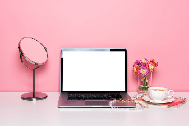 Home office espaço de trabalho com um laptop e espelho e flores - Foto, Imagem