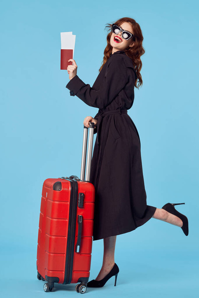 Üzletasszony poggyász útlevéllel repülőjegy utazás - Fotó, kép