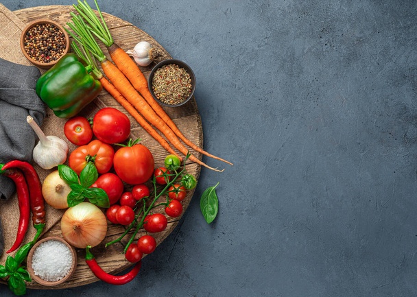 Świeże warzywa, składniki do gotowania dań warzywnych: sos, sałatka. Widok z góry, przestrzeń kopiowania. - Zdjęcie, obraz