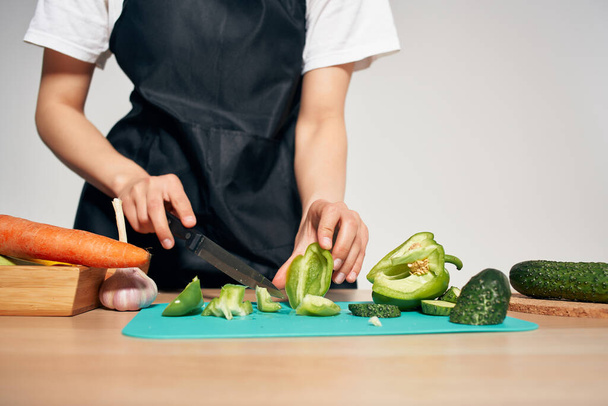 femme au foyer coupe légumes saine manger salade ingrédients - Photo, image